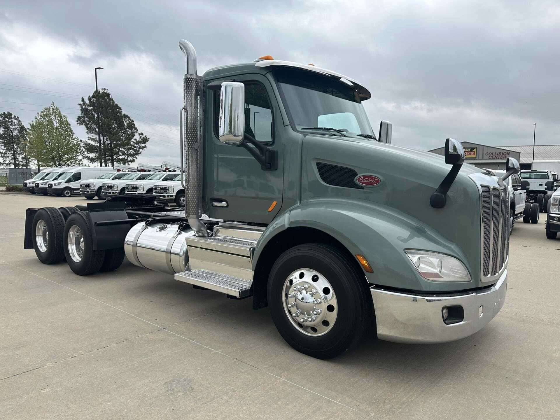 2021 Peterbilt 579 image 1
