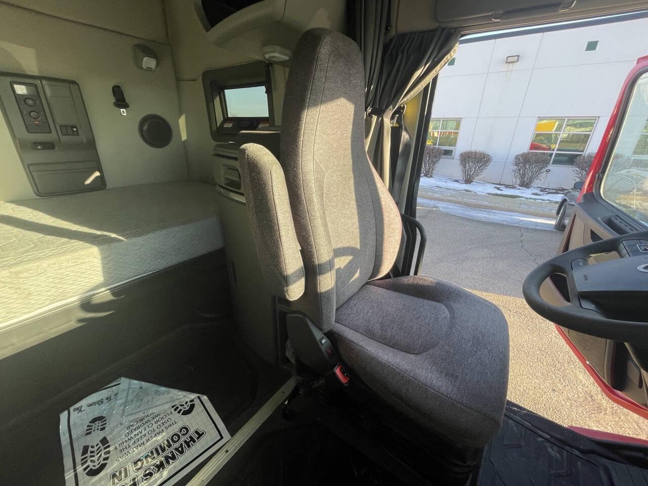 2022 Volvo VNL image 13