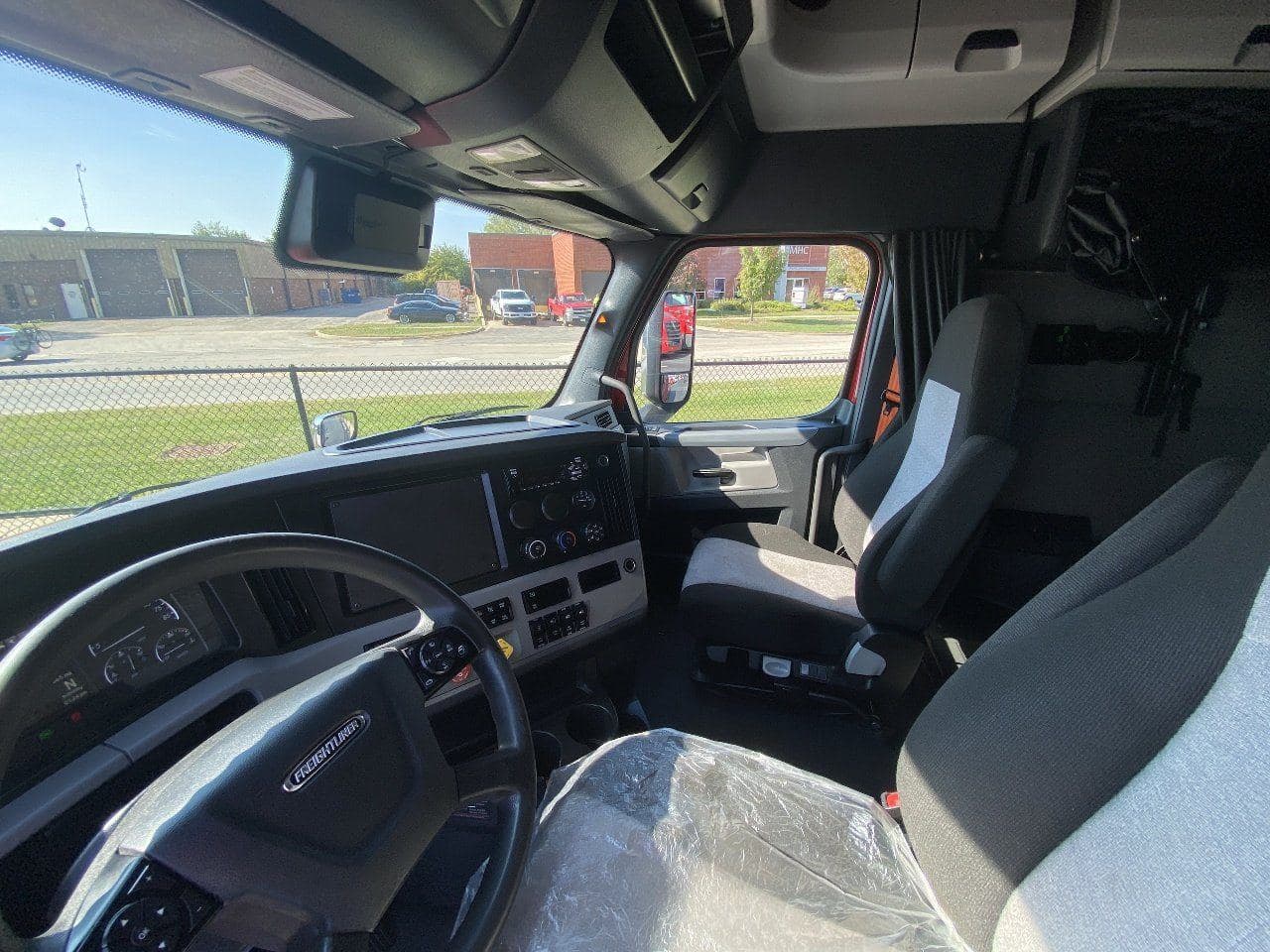 2021 FREIGHTLINER Cascadia CA126 Tandem Axle Sleeper image 8