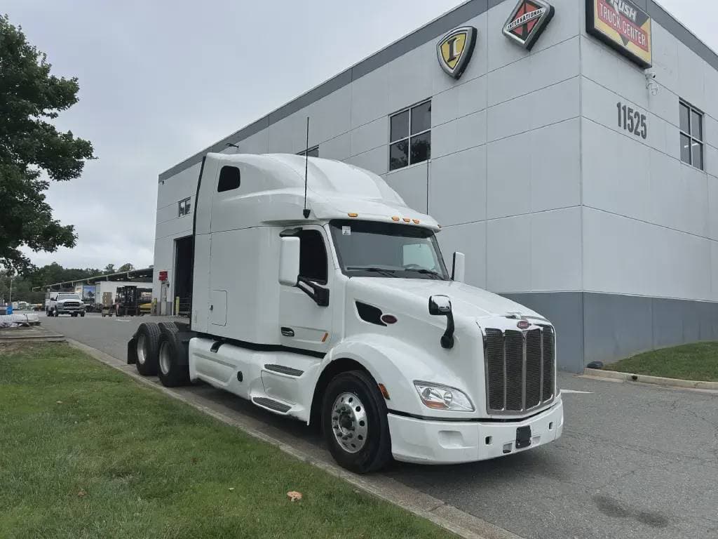 2022 Peterbilt 579 image 2