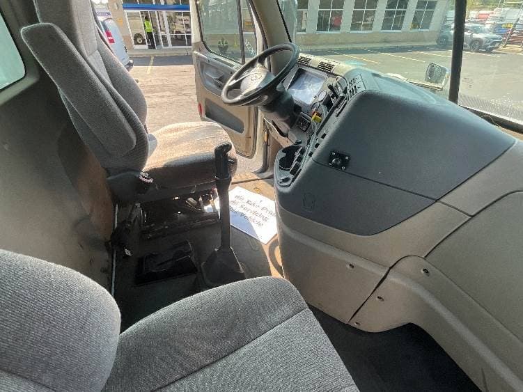 2018 Freightliner Cascadia image 6