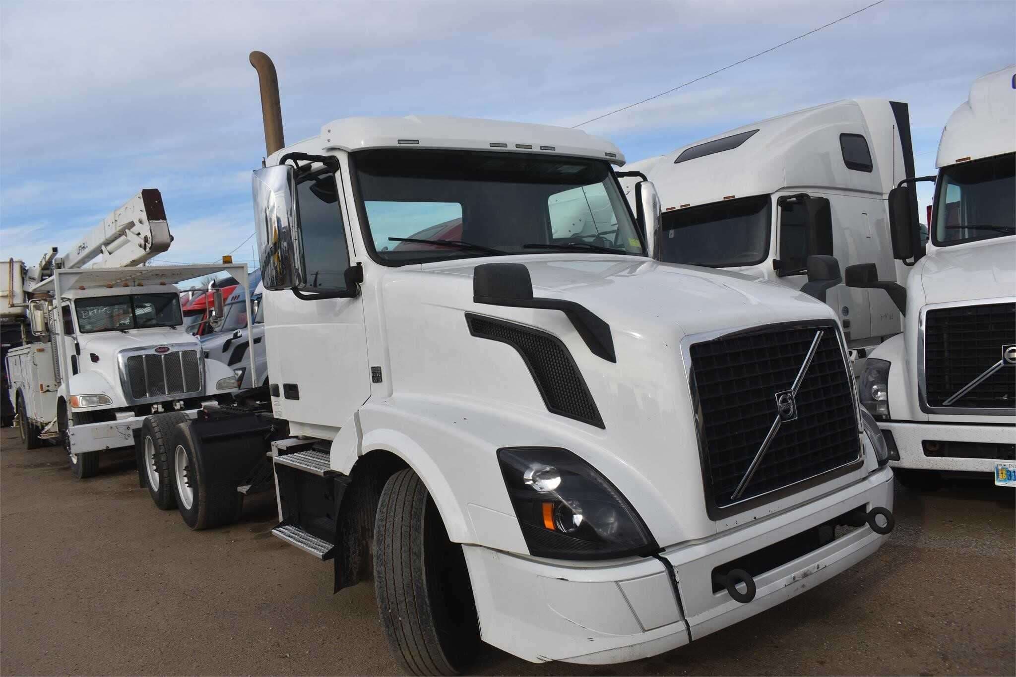 2018 Volvo VNL64T300 image 2