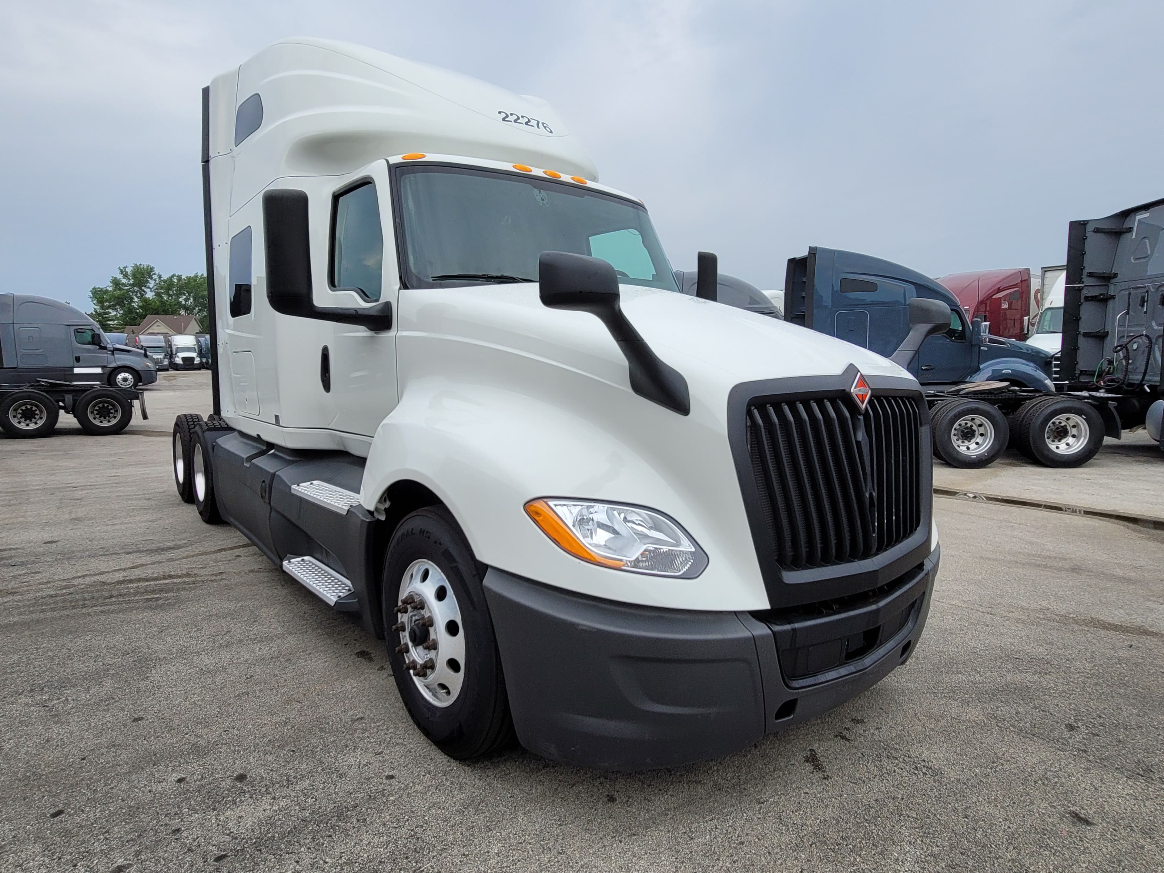 2022 International LT625 image 5