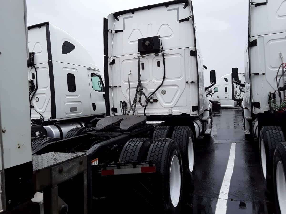 Used 2018 FREIGHTLINER Conventional - Sleeper Truck - CASCADIA 126 For Sale image 6