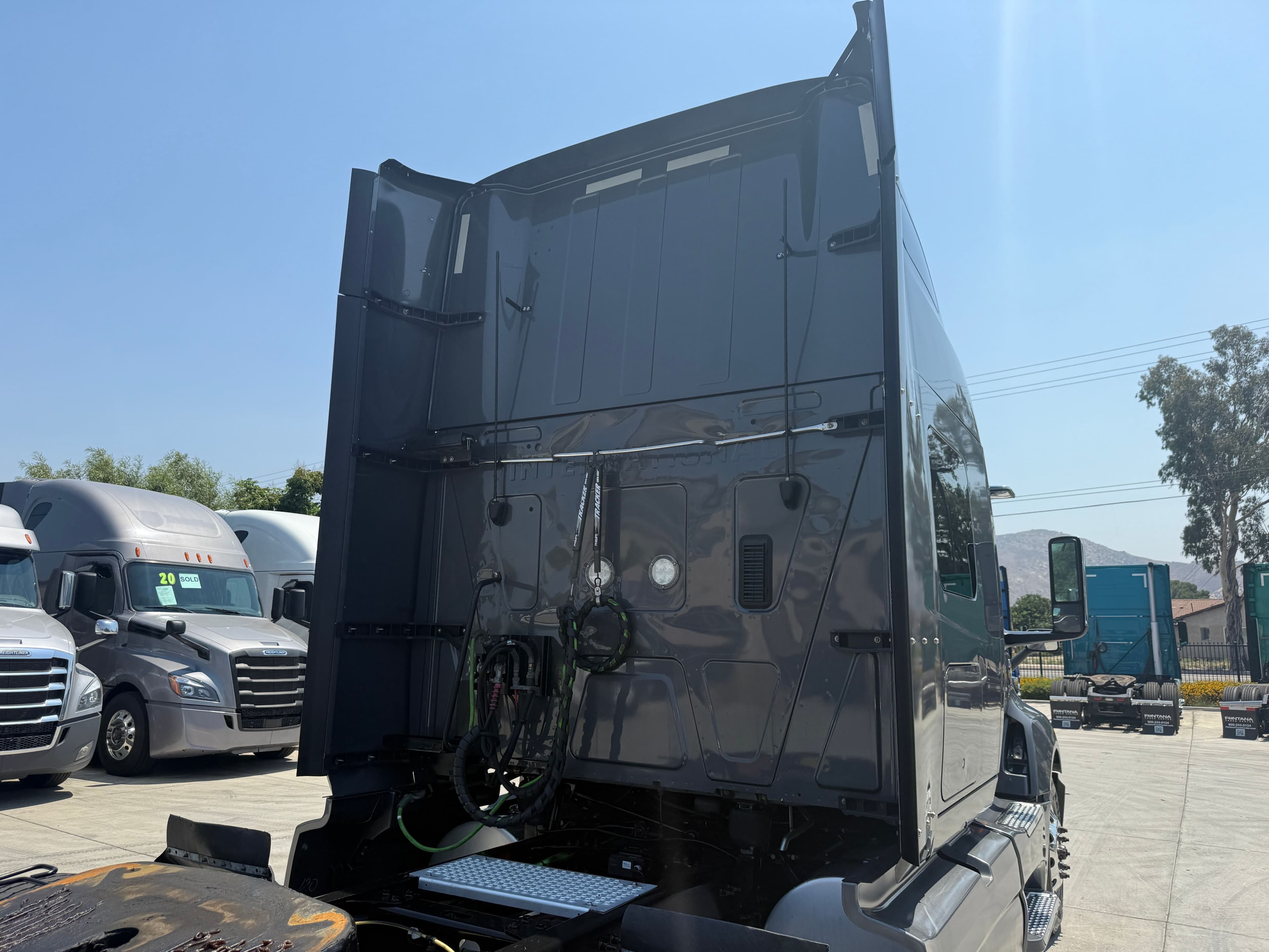 2021 International LT image 13