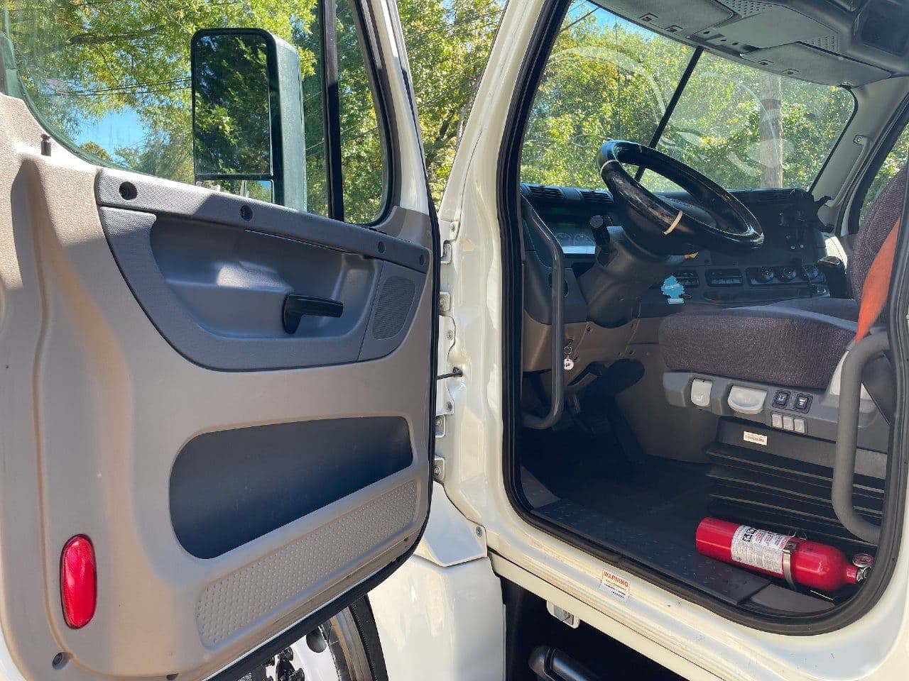 2019 Freightliner Cascadia 125 image 17