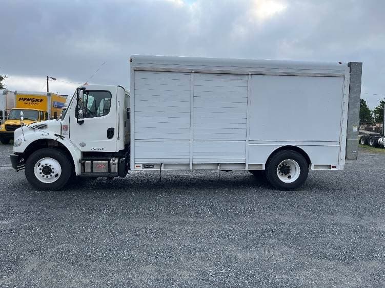 2021 Freightliner M2 image 3