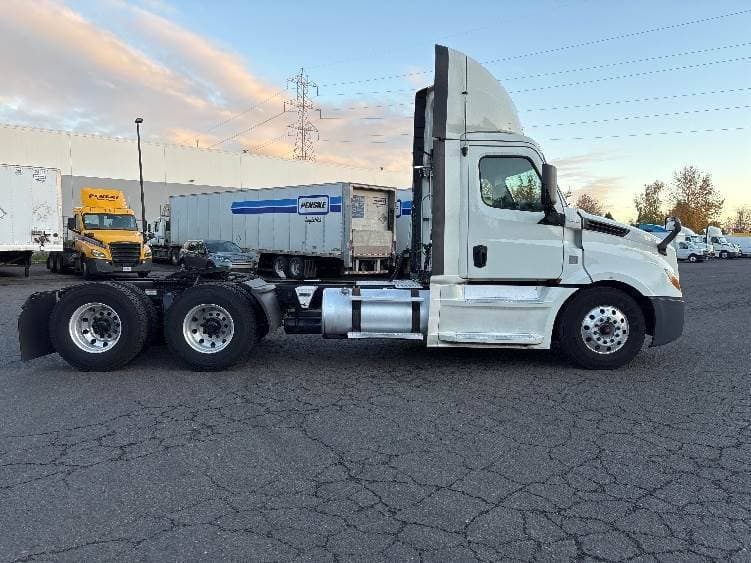 2019 Freightliner Cascadia 126 Day Cab Truck - 455HP, 12 Speed Automatic image 8