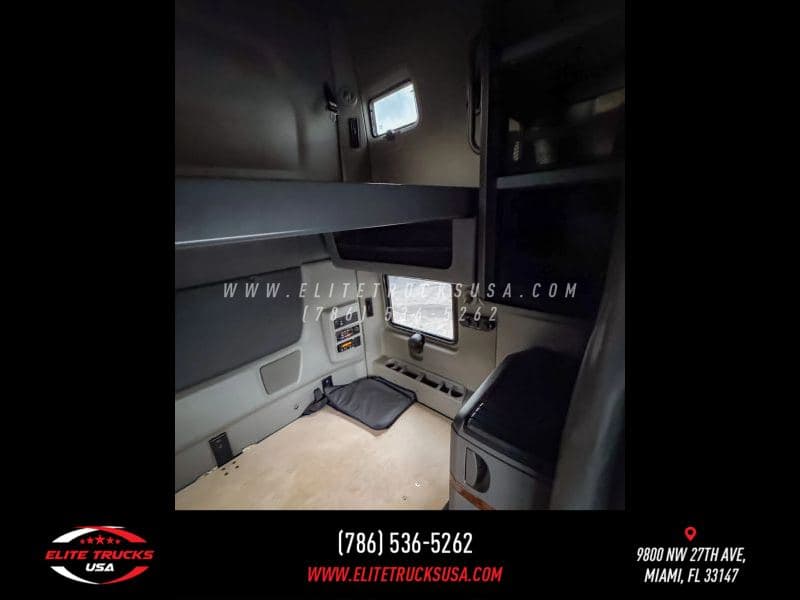 2020 International LT image 20