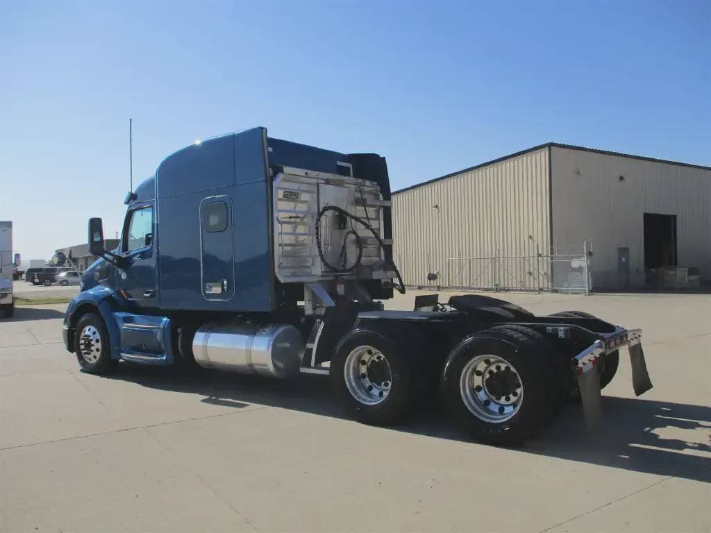 2022 Peterbilt 579 image 3
