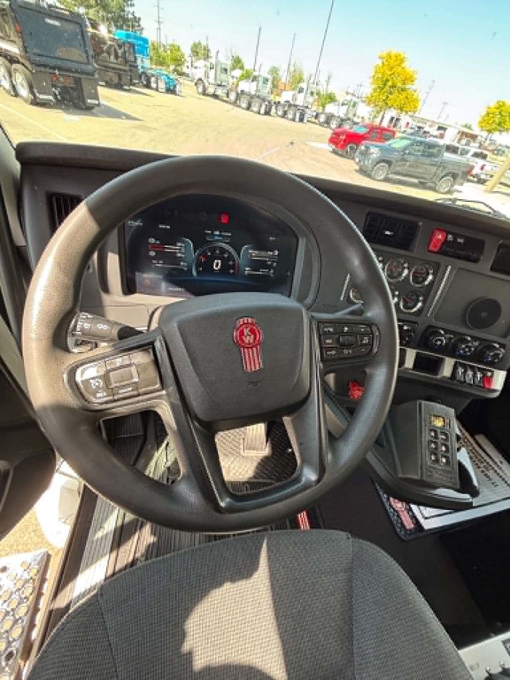 Used 2024 KENWORTH T880 image 8