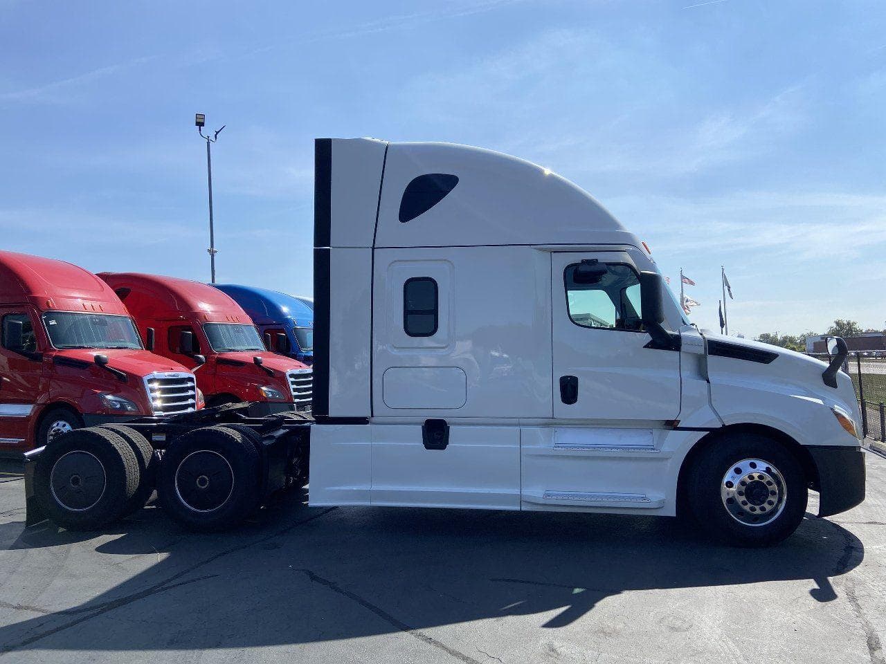 2021 FREIGHTLINER Cascadia CA126 Tandem Axle Sleeper image 3
