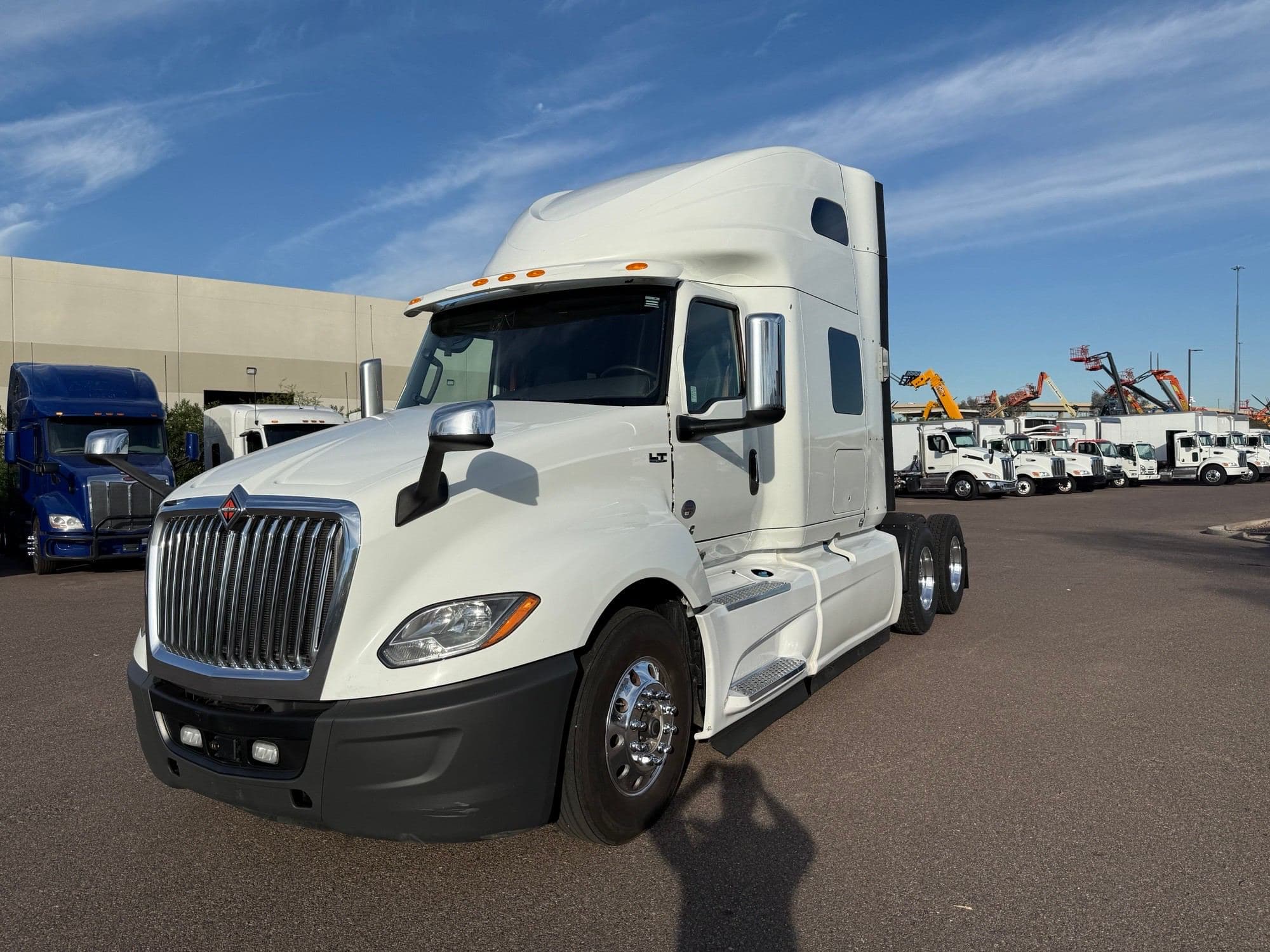 2020 International LT625 image 1