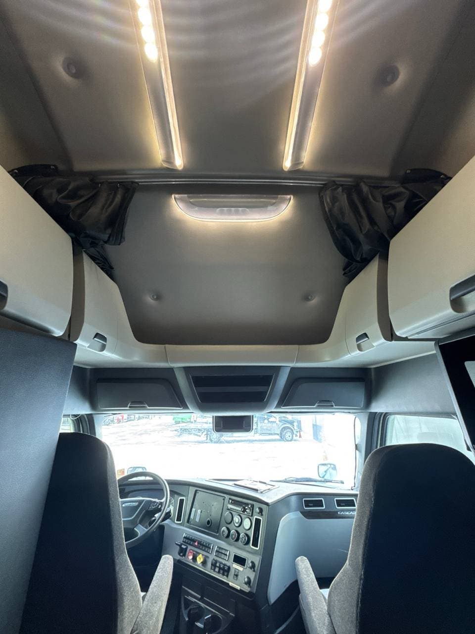 2022 Freightliner Cascadia image 16