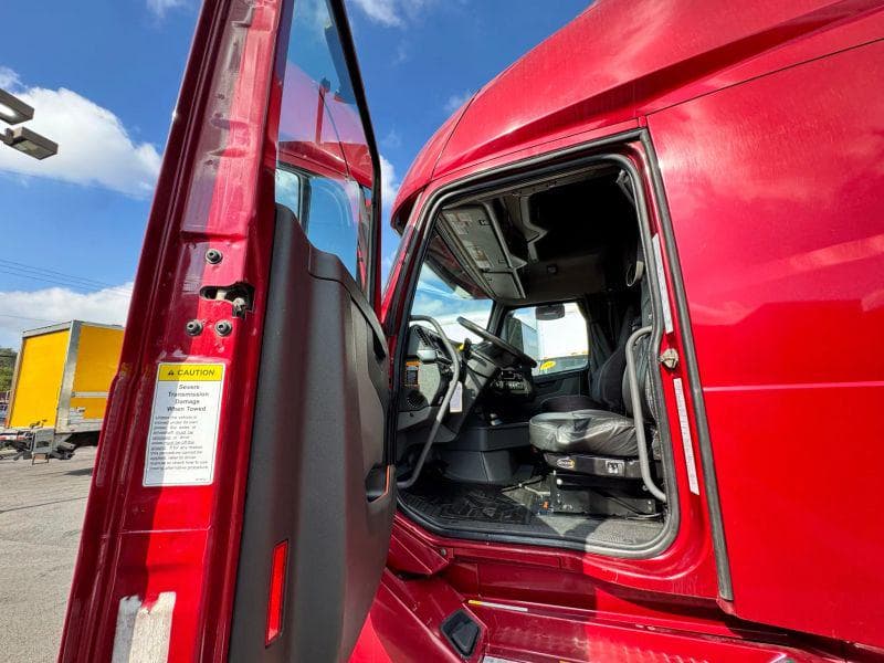 2021 Volvo VNL image 24