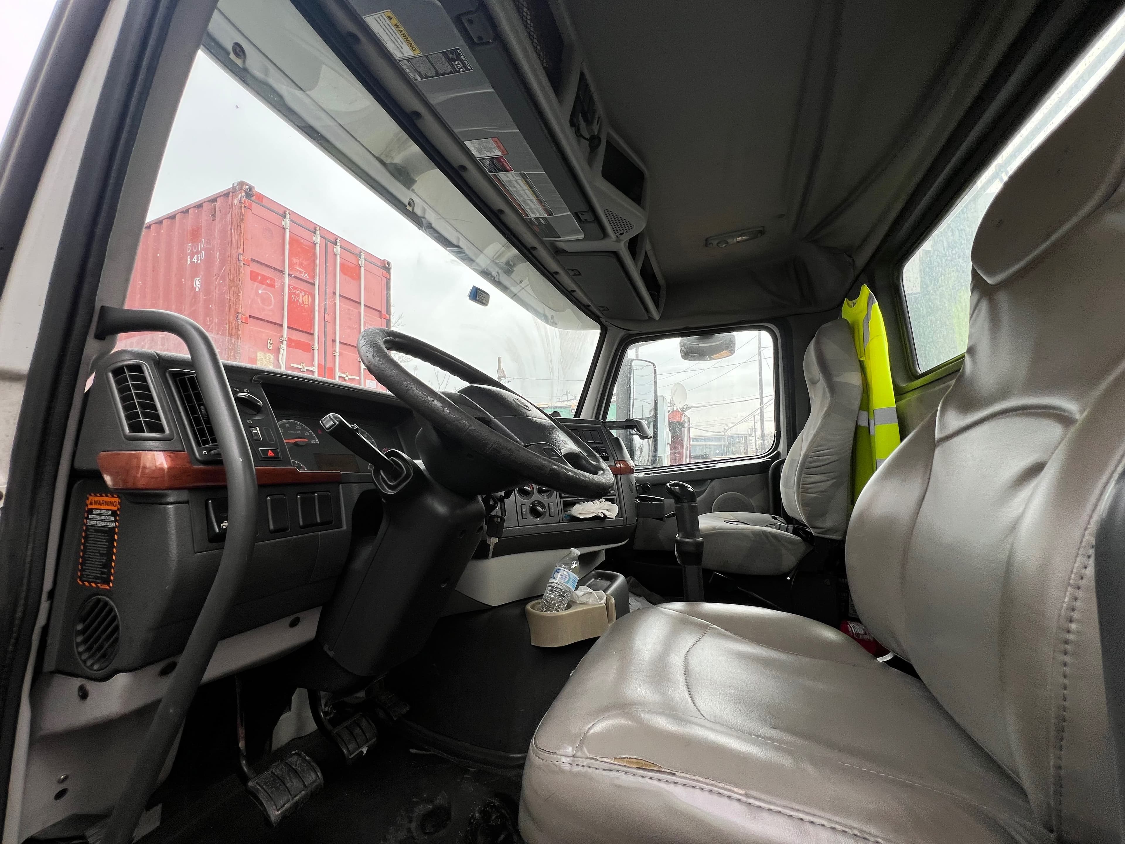 2011 Volvo VNM image 5