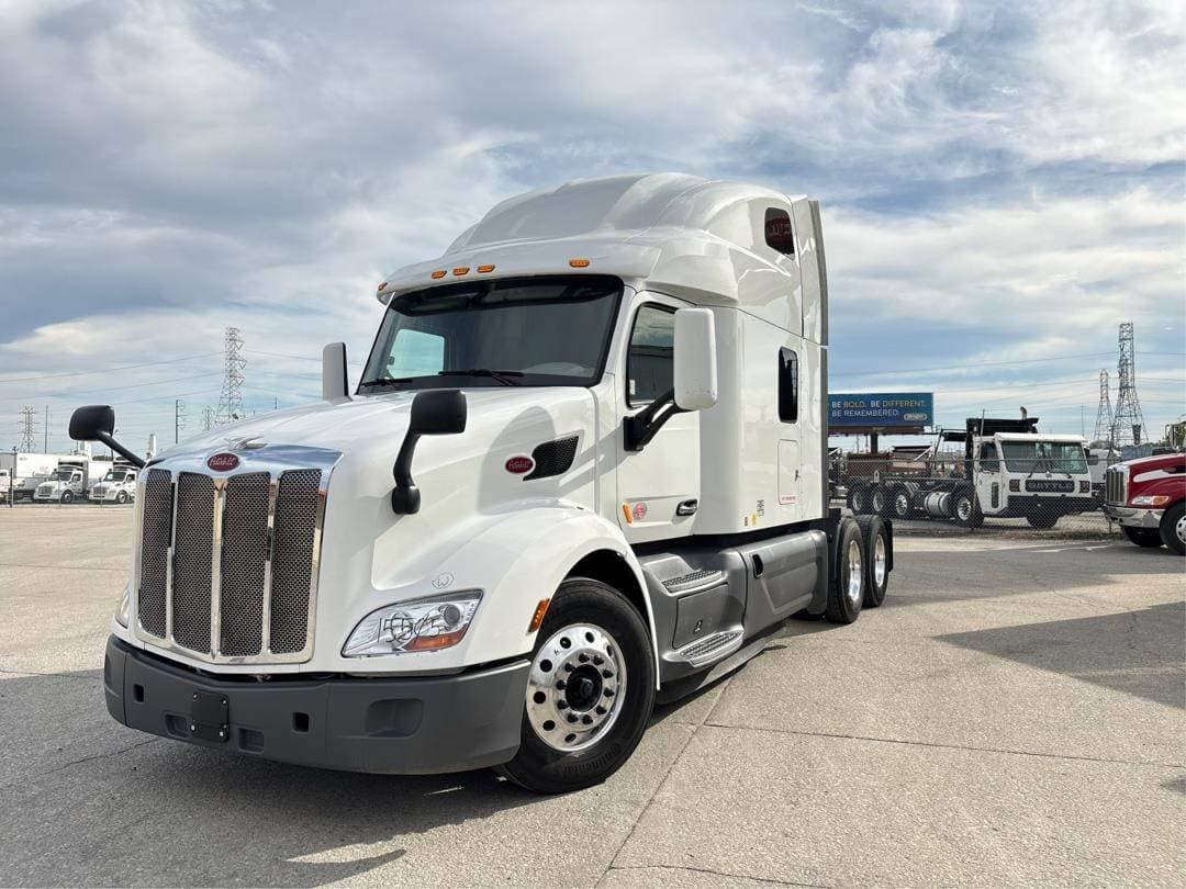 2021 Peterbilt 579 image 1