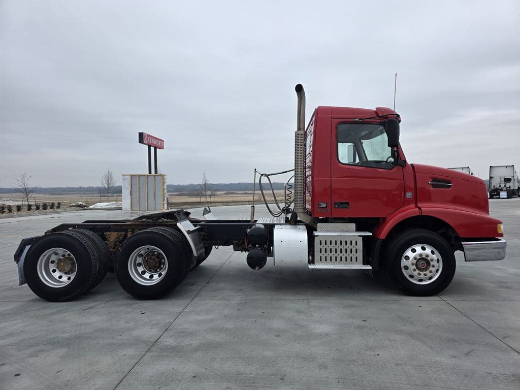Used 2016 VOLVO VHD84BT image 7