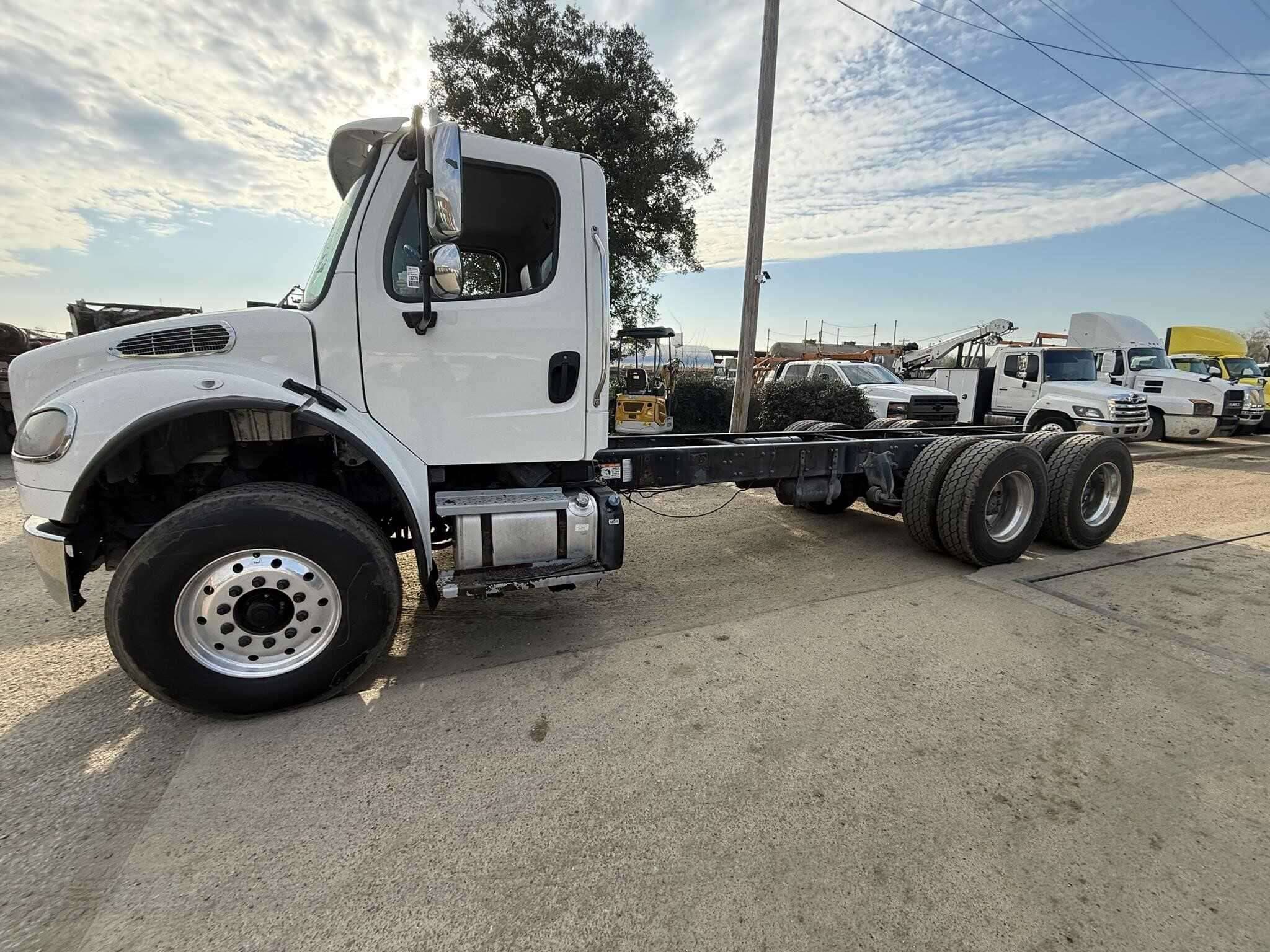 2019 Freightliner M2 image 2
