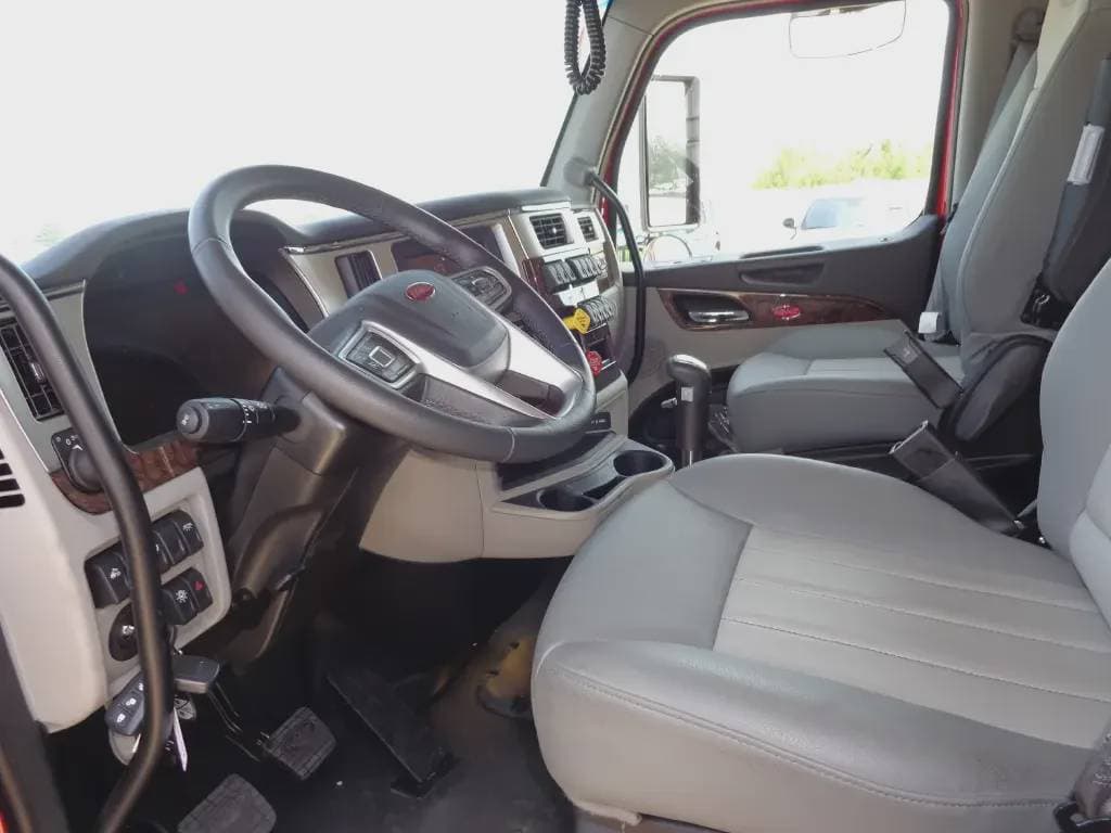 2025 Peterbilt 589 image 7