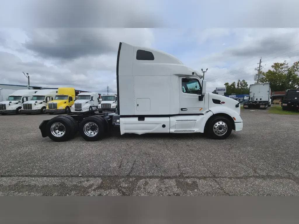 2022 Peterbilt 579 image 3