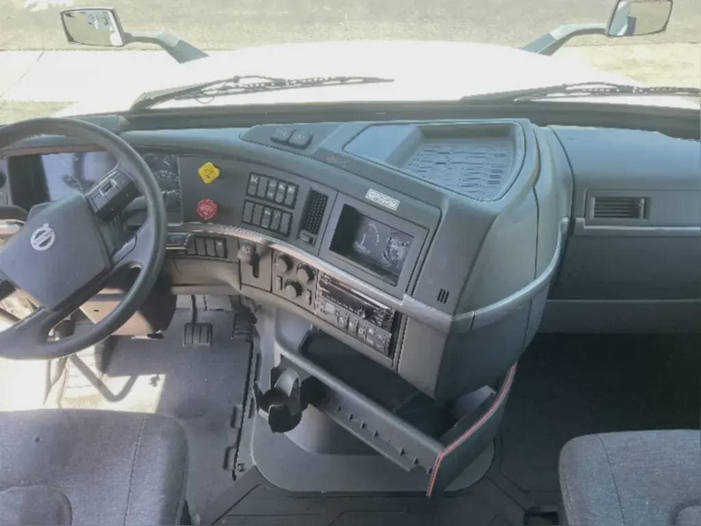 2022 Volvo VNL image 5