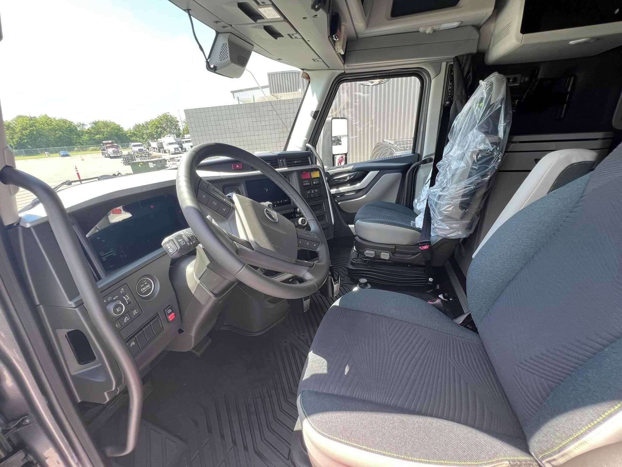 New 2026 VOLVO VNL64T860 Conventional - Sleeper Truck  image 7