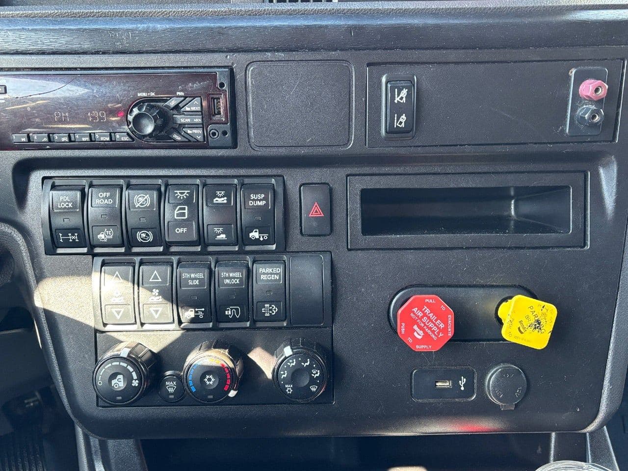 2018 International LT625 image 12