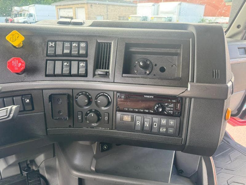 2020 Volvo VNL image 17
