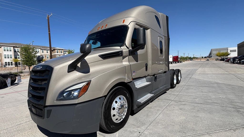 Used 2024 FREIGHTLINER PT126064ST image 4