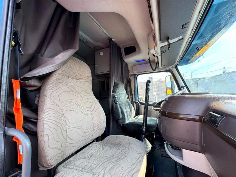 2012 Volvo VNL image 24