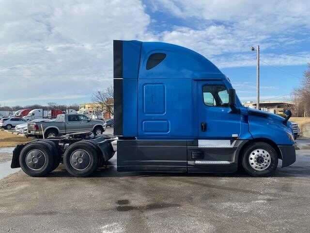 2022 Freightliner Cascadia 126 image 2