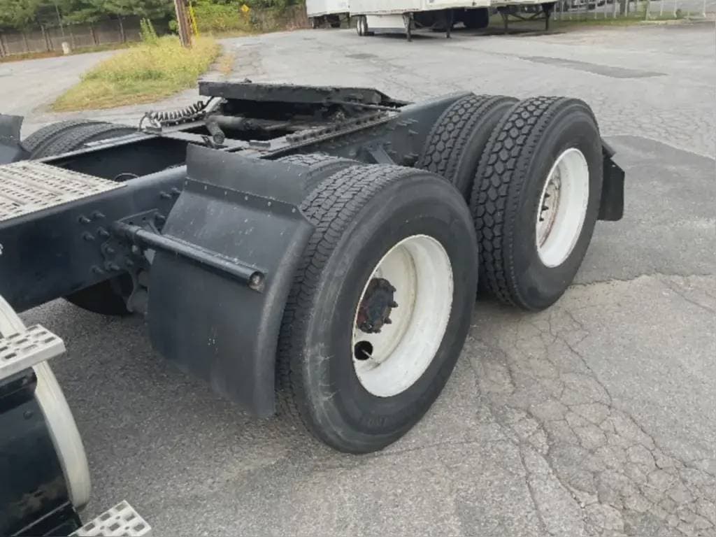 2022 Volvo VNL image 8