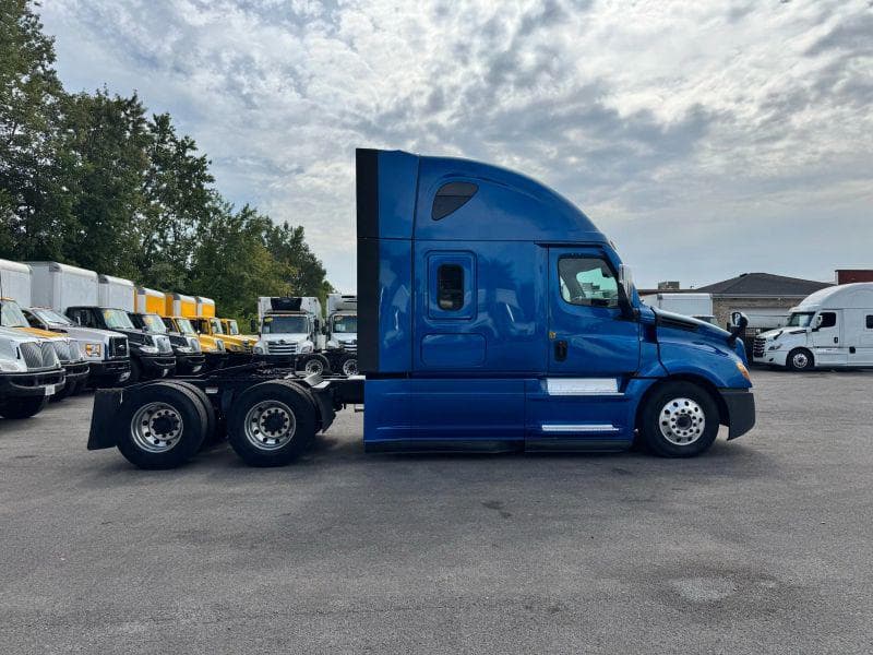 2021 Freightliner Cascadia image 12