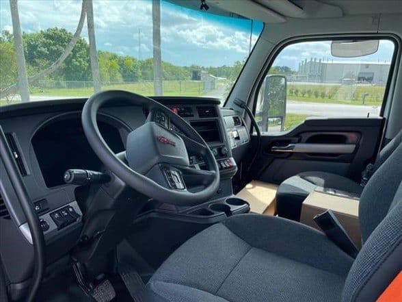 2025 Kenworth T880 image 16