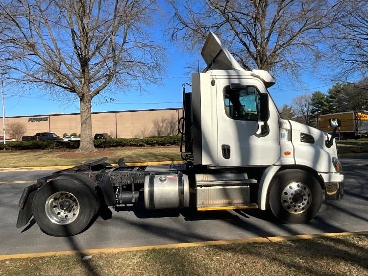 Used 2017 FREIGHTLINER Conventional - Day Cab, Tractor - CASCADIA 113 For Sale image 7