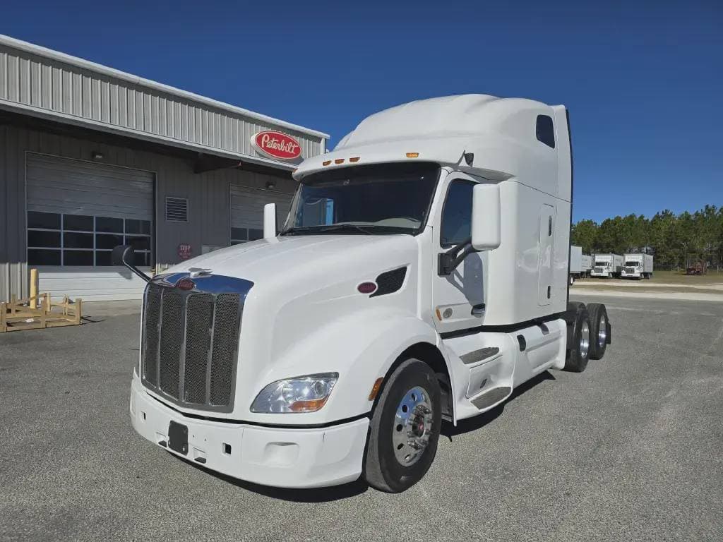 2022 Peterbilt 579 image 1