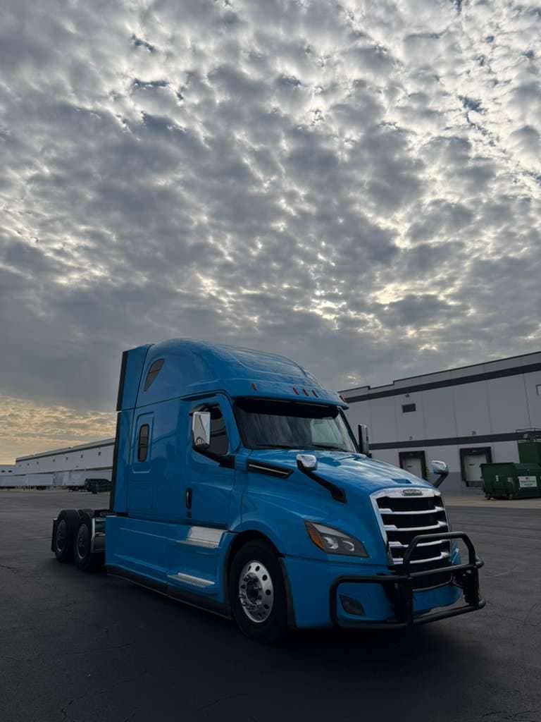 2022 Freightliner Cascadia image 3
