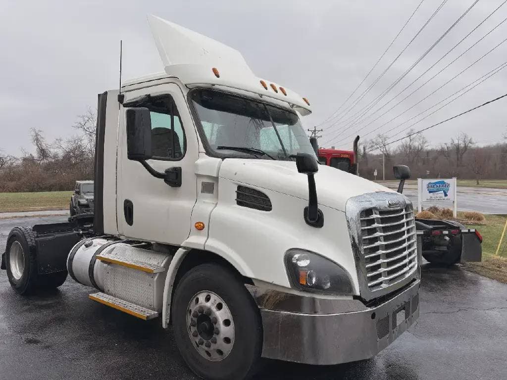 2017 Freightliner Cascadia 113 image 3