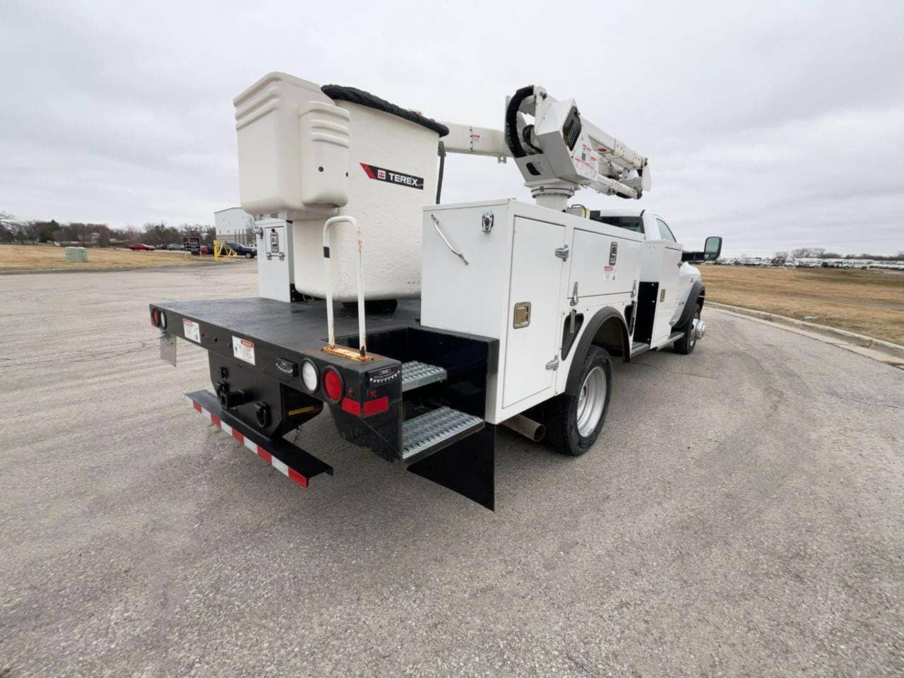 2022 RAM 5500 Boom / Bucket Truck - 360HP image 6
