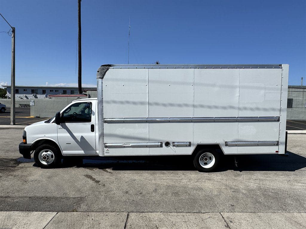 2021 GMC Commercial Vans image 8