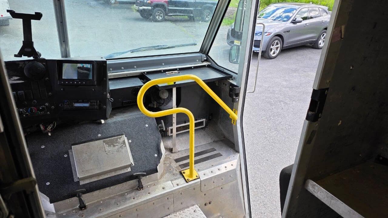 2021 Ford Stripped Chassis image 8