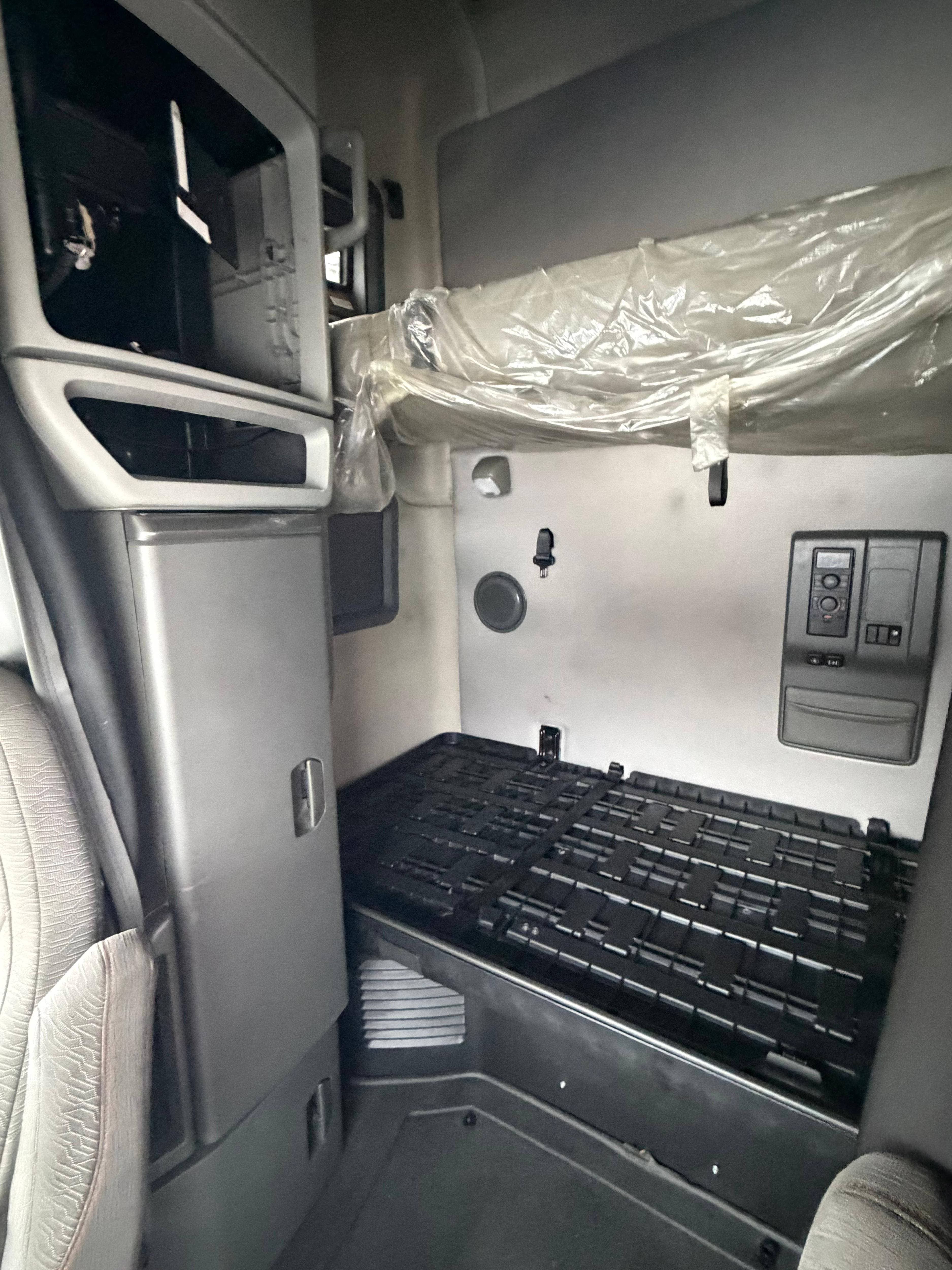 2021 Volvo VNL image 9