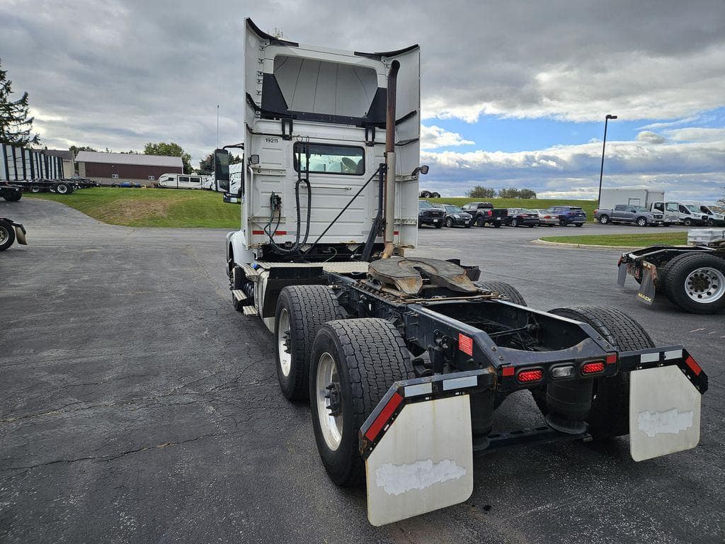 2019 Volvo VNR image 3