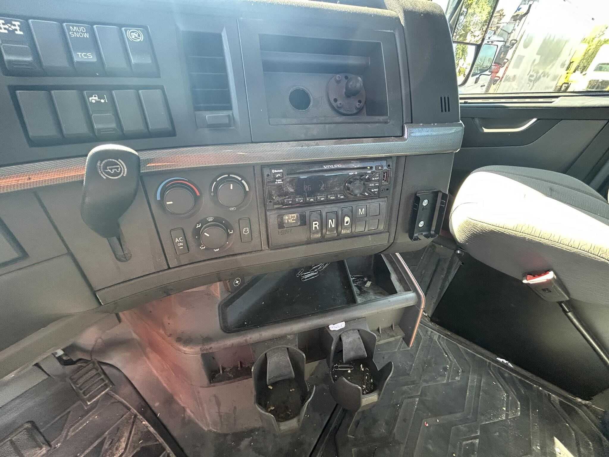 2020 Volvo VNR640 image 18