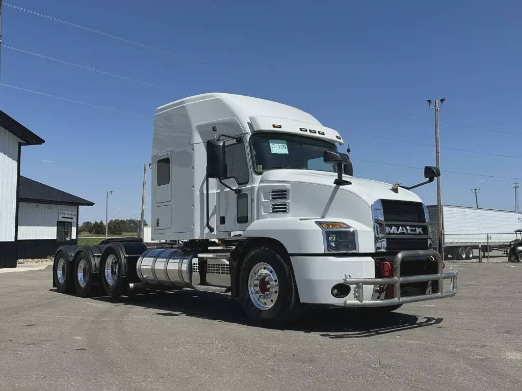 Used 2021 MACK Conventional - Sleeper Truck image 1