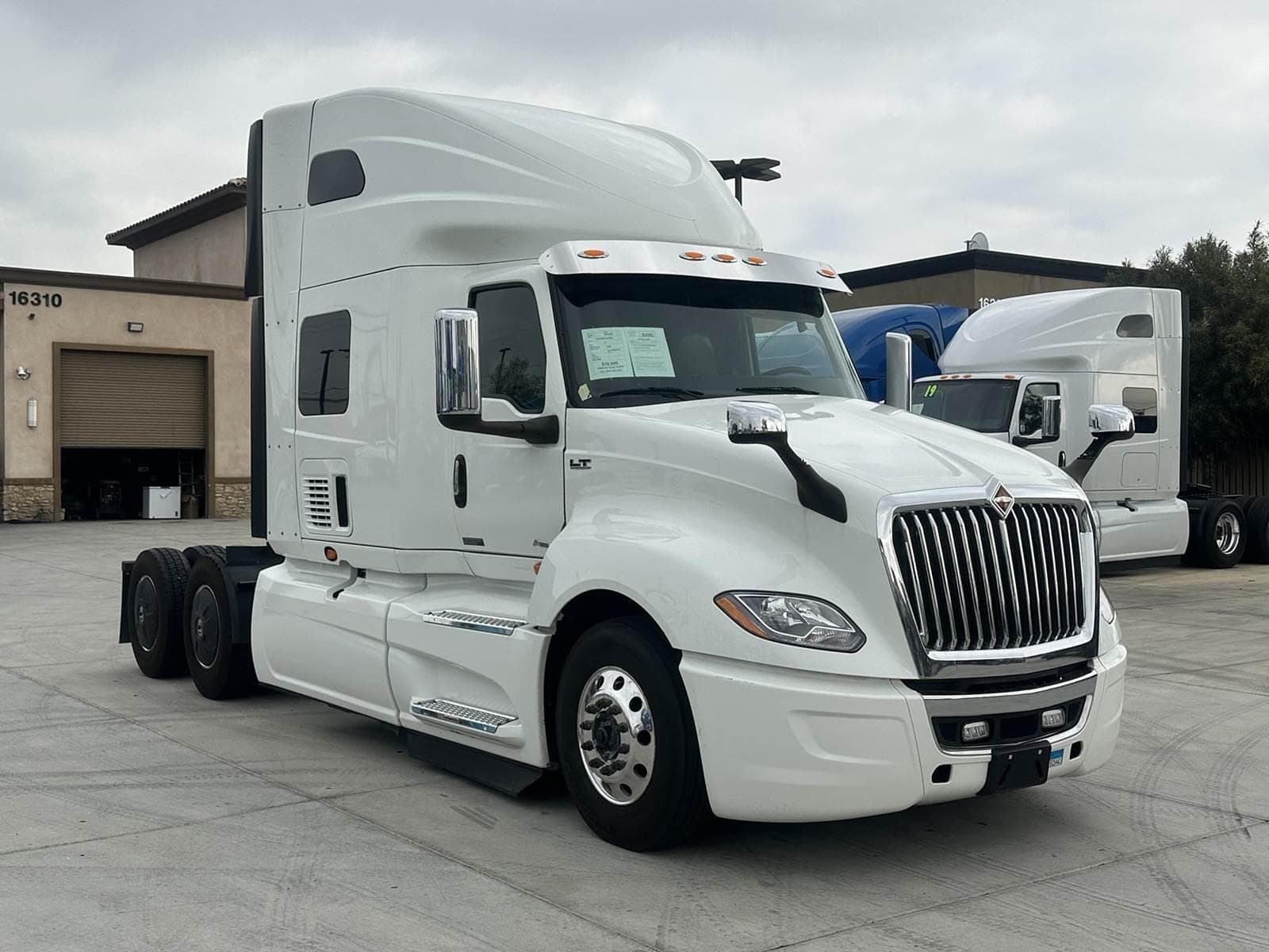 2022 International LT Sleeper Semi Truck - Raised Roof Sleeper, A26 450HP, 12 Speed Automatic image 3