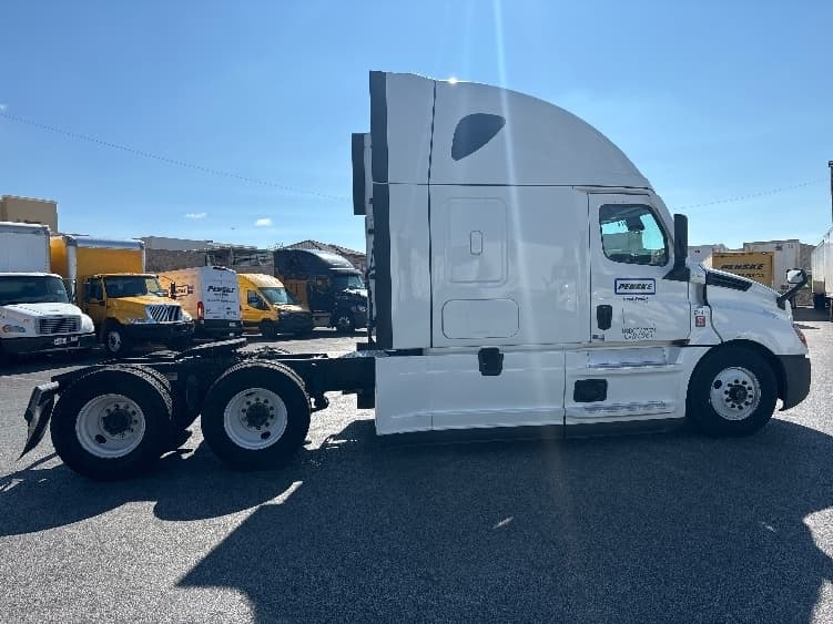 Used 2021 FREIGHTLINER Conventional - Sleeper Truck - CASCADIA 126 For Sale image 6