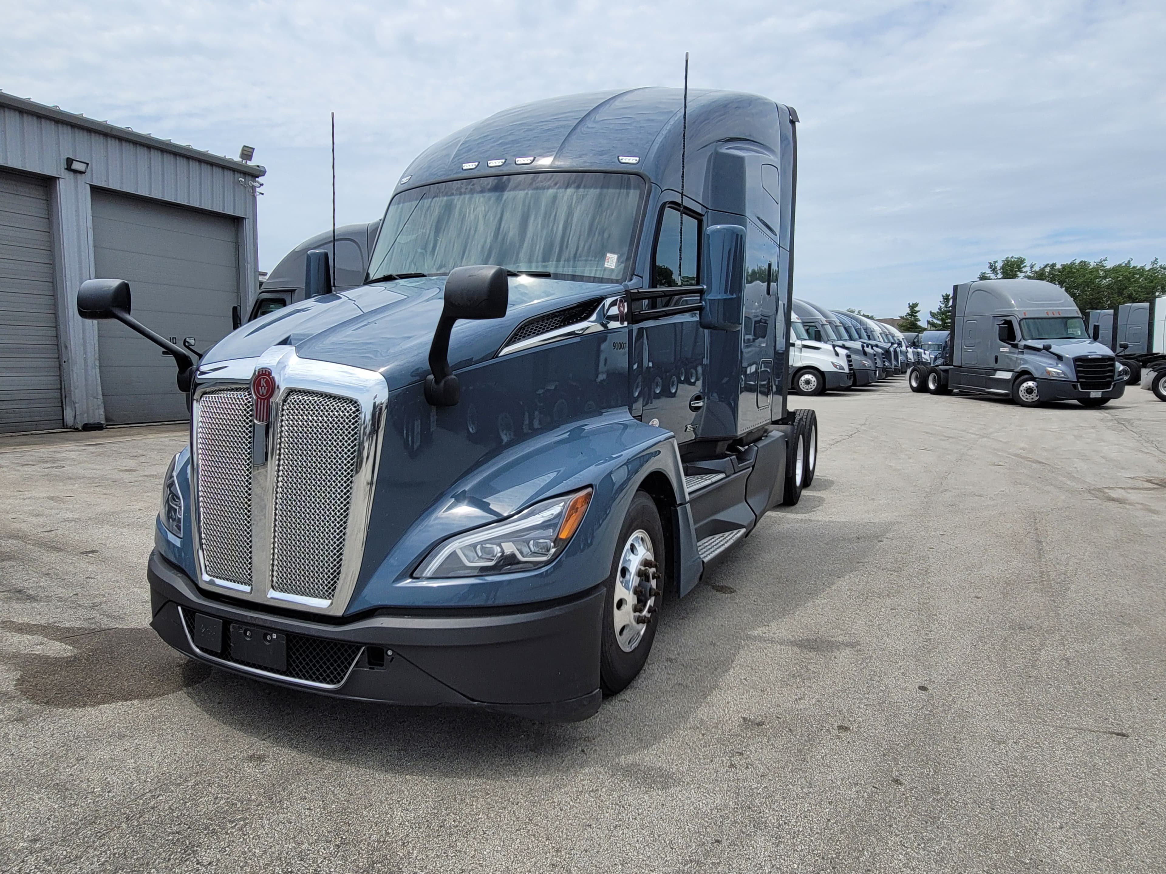 2023 Kenworth T680 image 1