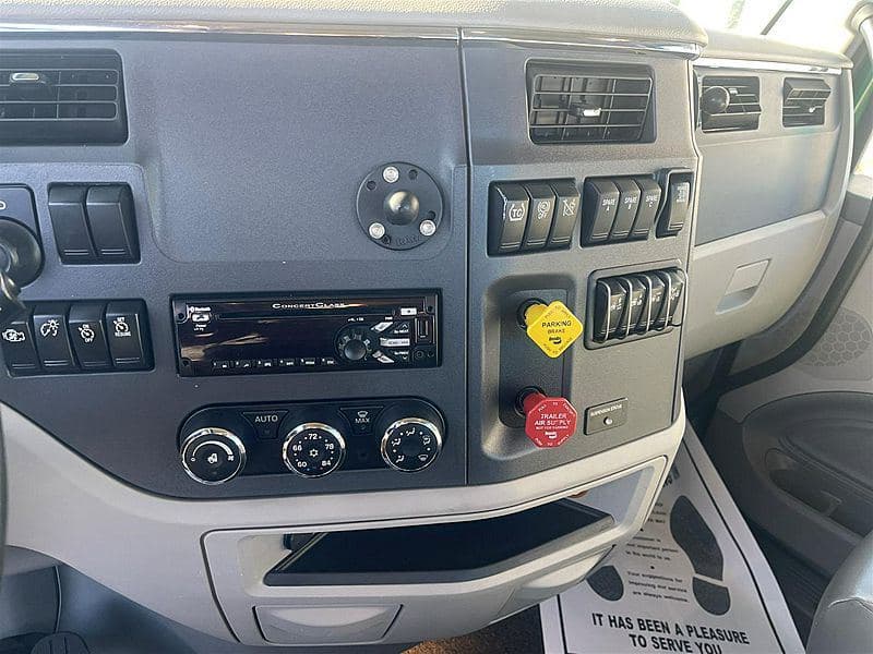 2020 Peterbilt 579 image 10